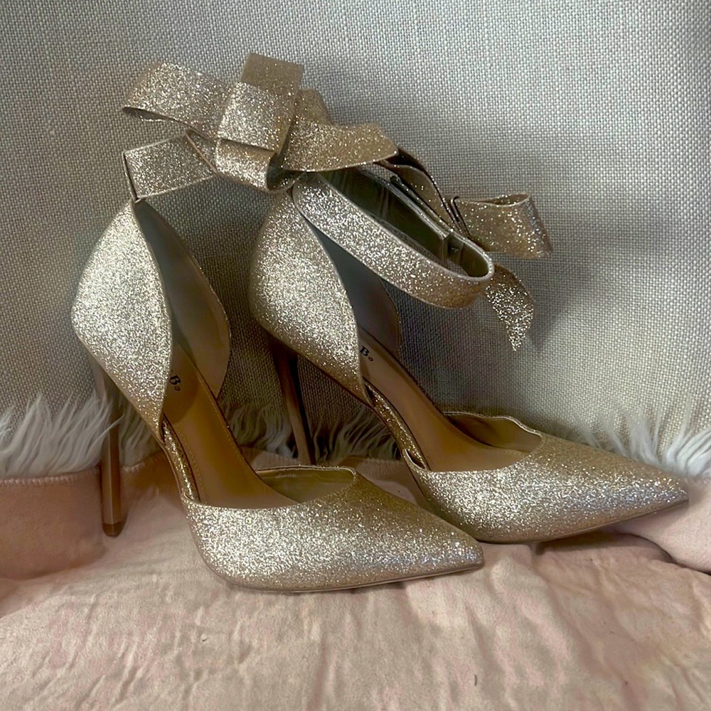 Beautiful dressy gold shoe by Fab
